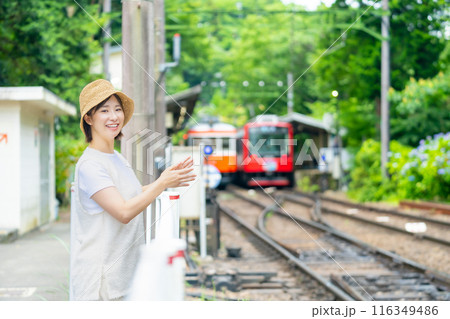 箱根を旅行する女性 旅行中の女性 休日を満喫する女性 箱根を旅行する女性 旅行中の女性 休日を満喫する女性 116349486