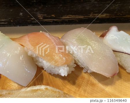 【寿司･海鮮】寿司下駄に盛られた握り寿司と軍艦の盛り込み(サーモン･鯛) 116349640