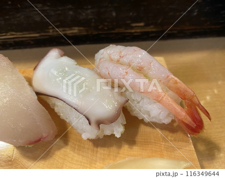 【寿司･海鮮】寿司下駄に盛られた握り寿司と軍艦の盛り込み(タコ･甘エビ) 116349644