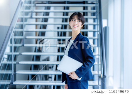 オフィスの若いビジネスウーマン 116349679