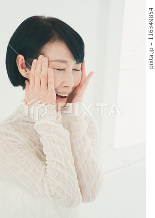 50代女性の目尻ケア 116349854