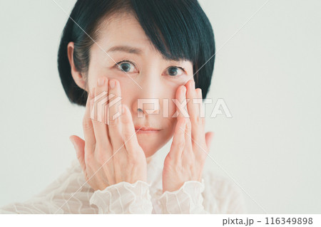 50代女性の目元のケア 116349898