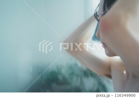 風呂上がりの若い男性 風呂上がりの若い男性 116349900