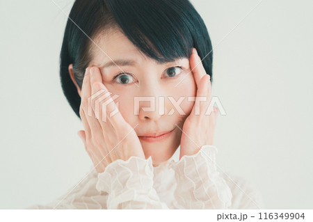 50代女性の目元のケア 116349904