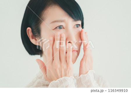 50代女性の目元のケア 116349910
