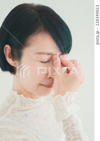 50代女性 眉間 美容 50代女性 眉間 美容 116349913