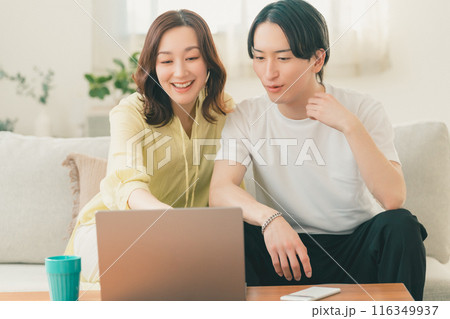 カップル 夫婦 リビング ノートパソコン カップル 夫婦 リビング ノートパソコン 116349937