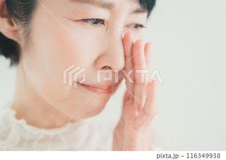 50代女性の鼻のケア 116349938