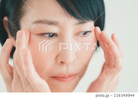 50代女性の目元のケア 116349944