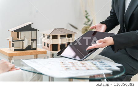タブレット・設計図・図面を見ながらマイホームのリフォームを提案をするビジネスウーマンの手元 タブレット・設計図・図面を見ながらマイホームのリフォームを提案をするビジネスウーマンの手元 116350382