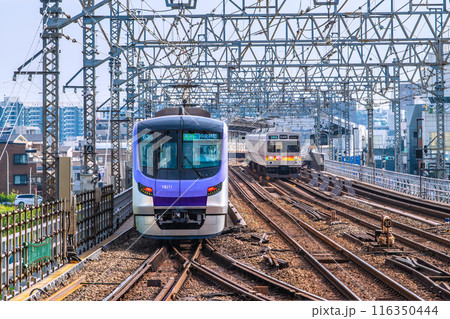 日本の川崎都市景観 7月。二子玉川側から二子新地駅や東京メトロの電車、各停大井町の電車などを望む 日本の川崎都市景観 7月。二子玉川側から二子新地駅や東京メトロの電車、各停大井町の電車などを望む 116350444