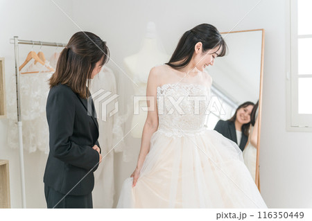 結婚式の準備でウェディングドレスの衣装合わせをするアジア人女性（試着・フィッティング） 116350449