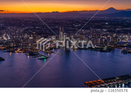 （横浜夜景）みなとみらいのマジックアワーと富士山　空撮 116350578