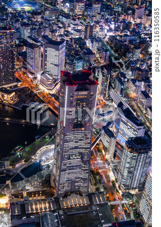 （横浜夜景）ランドマークが輝くみなとみらいのマジックアワーの絶景　空撮 116350585
