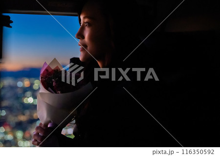 サプライズのヘリフライトで夜景を眺める若い女性 116350592