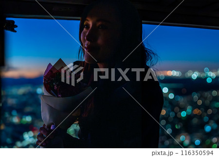 サプライズのヘリフライトで夜景を眺める若い女性 116350594