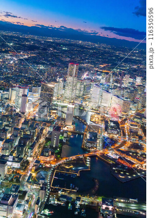 （横浜夜景）みなとみらいのマジックアワーの絶景　空撮 116350596