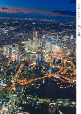 （横浜夜景）みなとみらいのマジックアワーの絶景　空撮 116350597