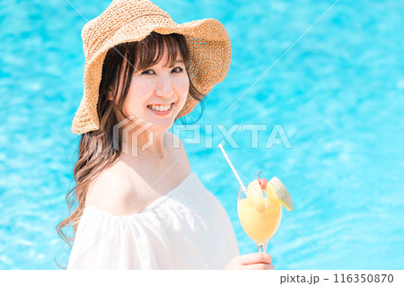夏の海・プールでトロピカルドリンクを飲む若いアジア人女性 夏の海・プールでトロピカルドリンクを飲む若いアジア人女性 116350870