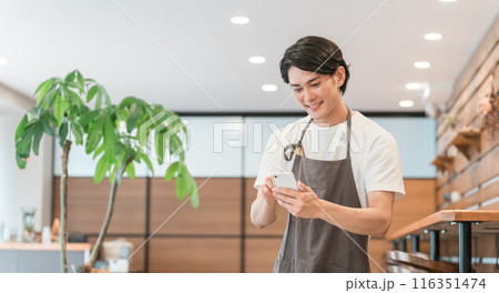 カフェ・飲食店で働く・オーダーを取るウェイター・カフェ店員・バリスタ・ホールスタッフ カフェ・飲食店で働く・オーダーを取るウェイター・カフェ店員・バリスタ・ホールスタッフ 116351474