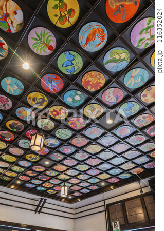 南海電鉄「極楽橋駅」　はじまりの天井絵巻 116352024