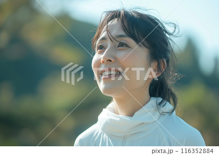 ランニング・ウォーキングをする女性 116352884