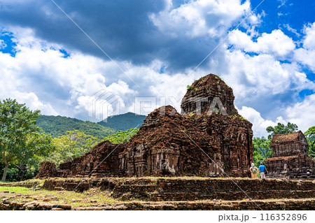 ベトナム ヒンドゥーの神々を祀るチャンパ王国の聖地のミーソン遺跡を見学する人々 ベトナム ヒンドゥーの神々を祀るチャンパ王国の聖地のミーソン遺跡を見学する人々 116352896