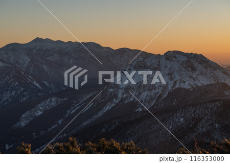 日本アルプスの稜線から見る初冬の北アルプス　山の頂上に雪が降り積もる　雪化粧する北アルプスの山々 116353000