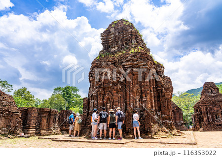 ベトナム ヒンドゥーの神々を祀るチャンパ王国の聖地のミーソン遺跡を見学する人々 ベトナム ヒンドゥーの神々を祀るチャンパ王国の聖地のミーソン遺跡を見学する人々 116353022