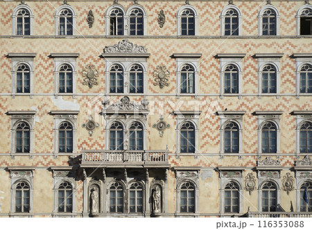 old building wall 116353088