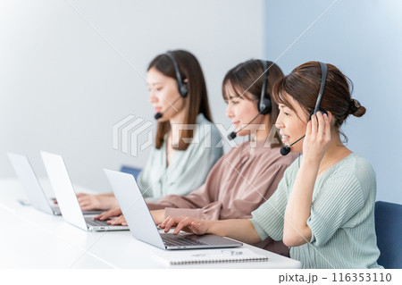 インカムをつけてコールセンター・テレアポ・ビデオチャットをするのビジネスウーマン・女性 116353110