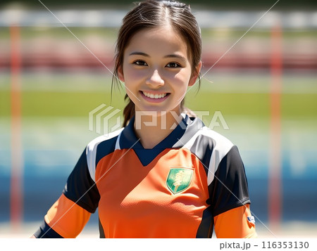オレンジとネイビーのユニフォームを着ているサッカーのゴールキーパーの女性 116353130