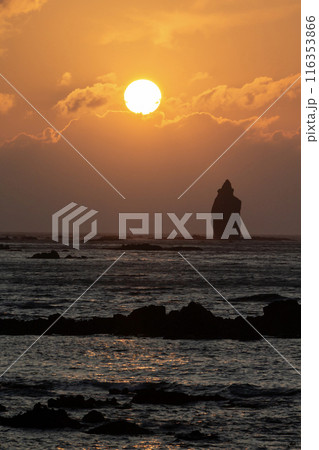 神威岬の絶景夕陽 116353866