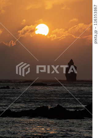 神威岬の絶景夕陽 116353867