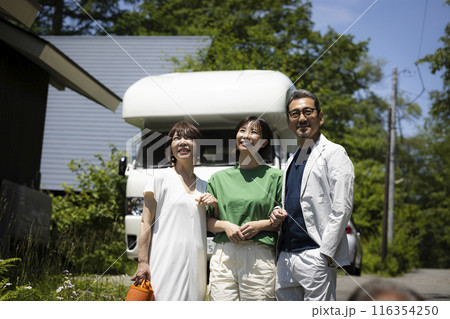 キャンピンカーでお出かけする仲良し家族 キャンピンカーでお出かけする仲良し家族 116354250