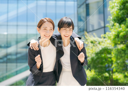 肩を組んで笑うスーツの女性達 肩を組んで笑うスーツの女性達 116354340