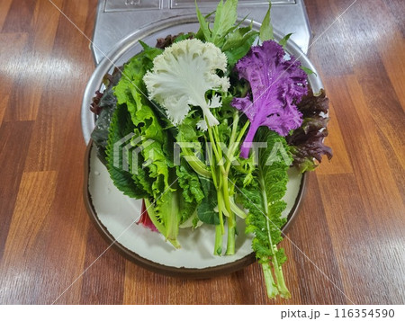 korea wrapped in leaves of lettuce, vegetables 116354590