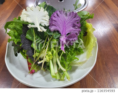 korea wrapped in leaves of lettuce, vegetables 116354593
