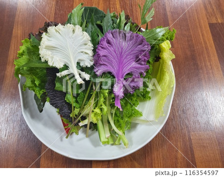 korea wrapped in leaves of lettuce, vegetables 116354597