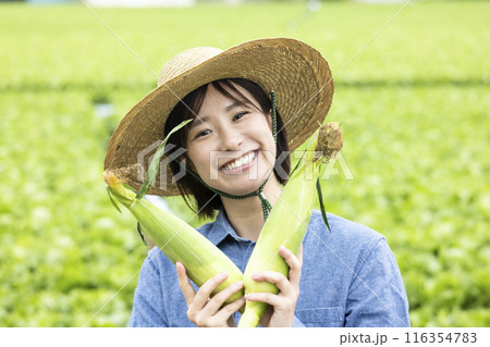 収穫した野菜を持つ女性 収穫した野菜を持つ女性 116354783