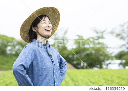 麦わら帽子を被った農家の女性 116354930