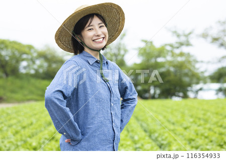 麦わら帽子を被った農家の女性 116354933