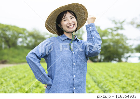 麦わら帽子を被った農家の女性 麦わら帽子を被った農家の女性 116354935