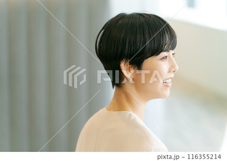 ショートヘアの20代女性横顔 116355214