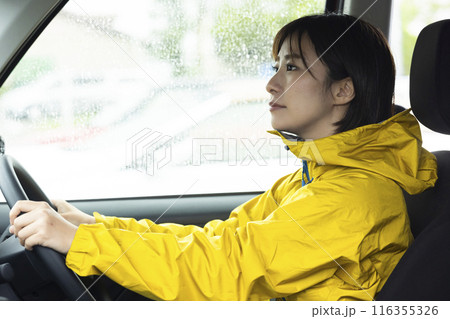 雨の日に運転する女性 116355326