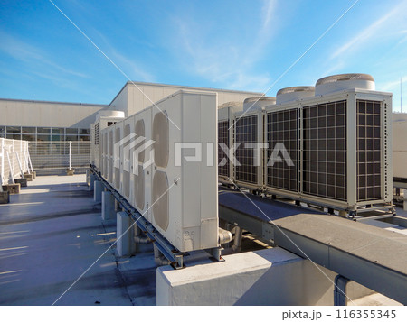 ビル屋上の空調施設の室外機と青空 ビル屋上の空調施設の室外機と青空 116355345