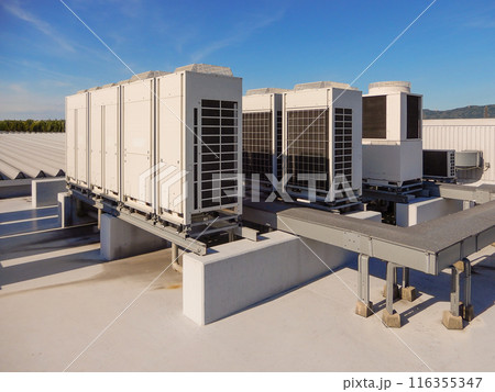 ビル屋上の空調施設の室外機と青空 116355347