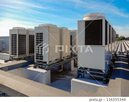 ビル屋上の空調施設の室外機と青空 116355348