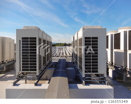 ビル屋上の空調施設の室外機と青空 ビル屋上の空調施設の室外機と青空 116355349