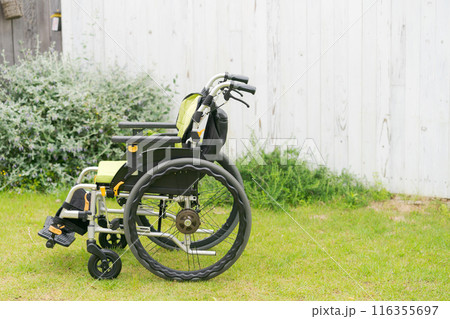 庭に置かれた無人の車椅子 116355697
